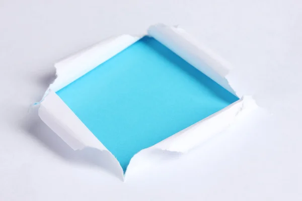 Papel desgarrado con fondo azul — Foto de Stock