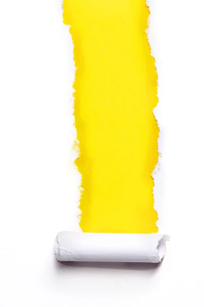 Papel desgarrado con fondo amarillo — Foto de Stock