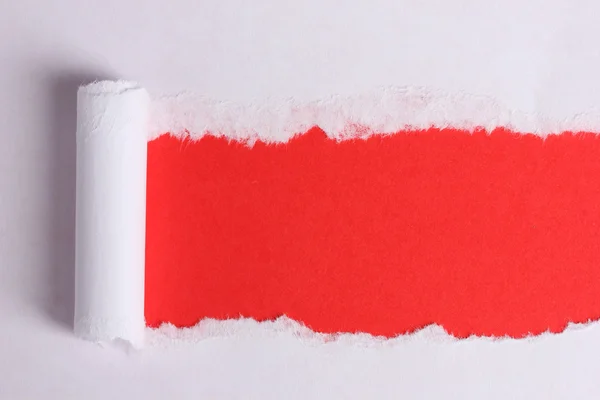 กระดาษหักด้วยพื้นหลังสีแดง — ภาพถ่ายสต็อก