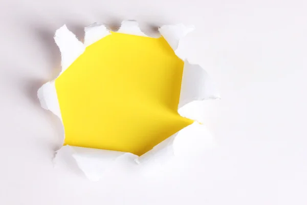 Zerrissenes Papier mit gelbem Hintergrund — Stockfoto