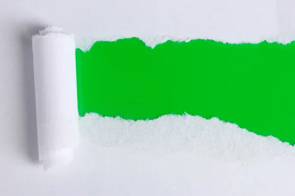 กระดาษฉีกด้วยพื้นหลังสีเขียว — ภาพถ่ายสต็อก