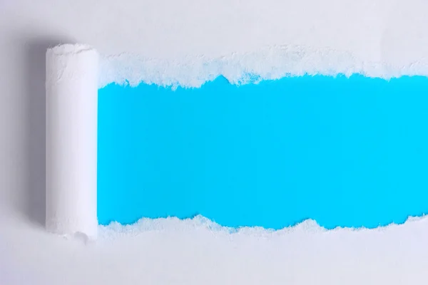 Papier déchiré avec fond bleu — Photo
