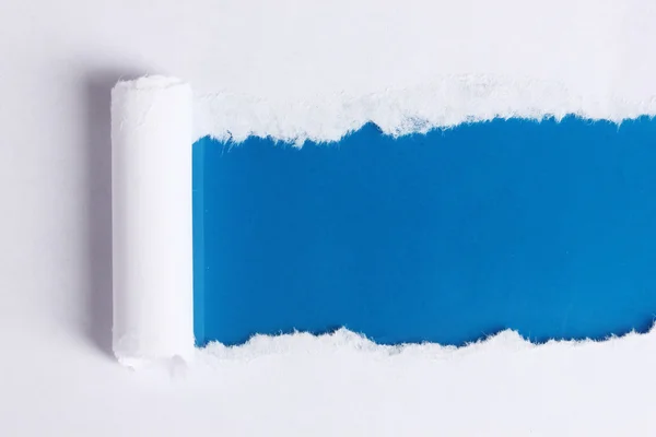 Papel desgarrado con fondo azul — Foto de Stock