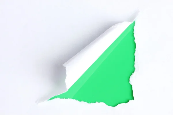 Zerrissenes Papier mit grünem Hintergrund — Stockfoto