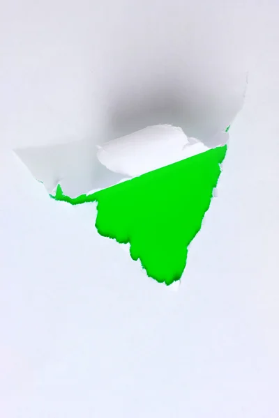 Yeşil arka planlı yırtık kağıt — Stok fotoğraf