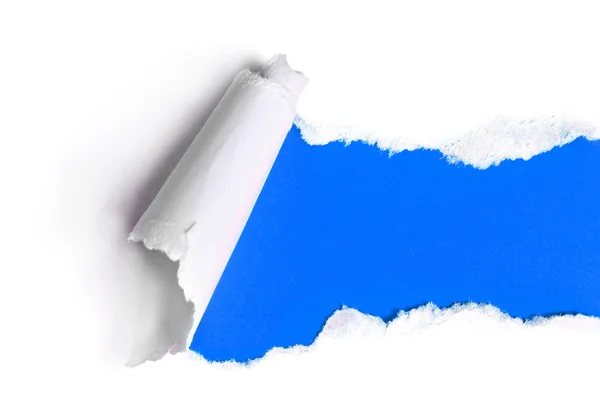 Порванная бумага на синем фоне — стоковое фото