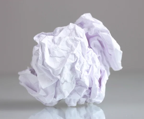 Μπάλα χαρτιού που απομονώνονται σε λευκό — Φωτογραφία Αρχείου
