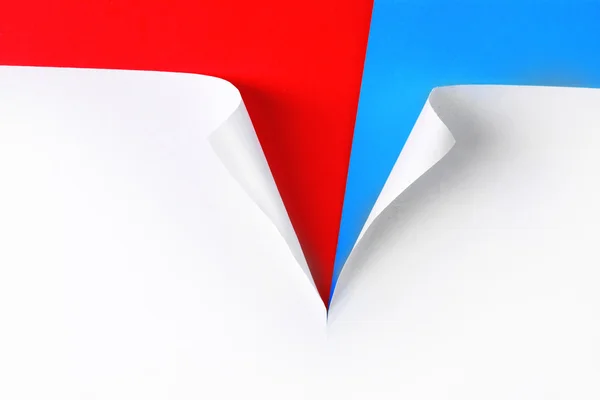 Порванная бумага на красном и синем фоне — стоковое фото