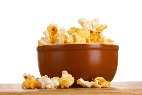 Popcorn w brązowy Puchar na drewnianym stole na białym tle — Zdjęcie stockowe