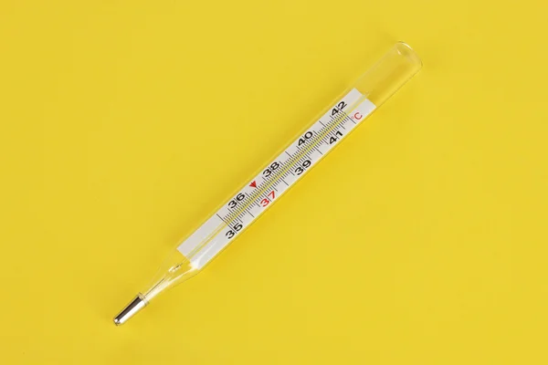 Thermometer auf gelbem Hintergrund — Stockfoto
