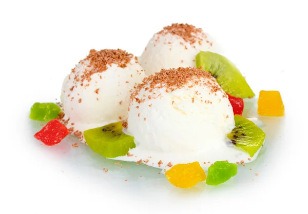 Delicioso helado de vainilla con chocolate y frutas aisladas en blanco —  Fotos de Stock