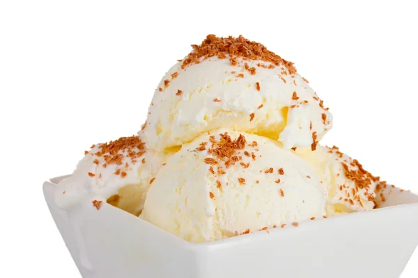 Es krim vanila yang lezat dengan coklat dalam mangkuk yang terisolasi di atas putih — Stok Foto