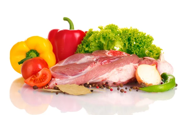 Rauwe vlees en groenten geïsoleerd op whit? — Stockfoto
