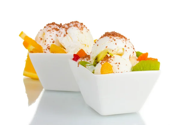 초콜릿와 그릇에 고립 된 과일 맛 있는 바닐라 아이스크림 — 스톡 사진
