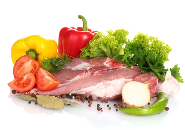 Rohes Fleisch und Gemüse isoliert auf weißem Fleisch — Stockfoto