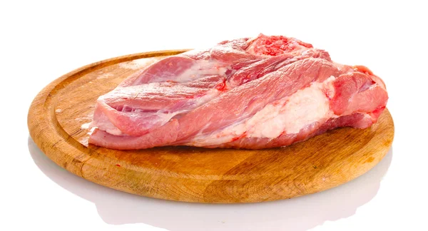 Сире м'ясо на дерев'яній дошці ізольовано на білому — стокове фото