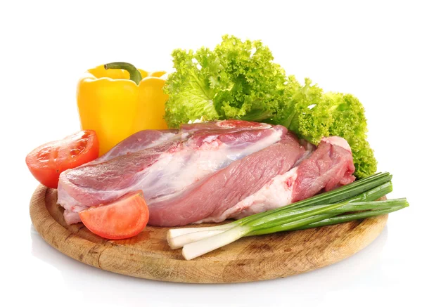 Сырое мясо и овощи на деревянной доске изолированы на белой — стоковое фото