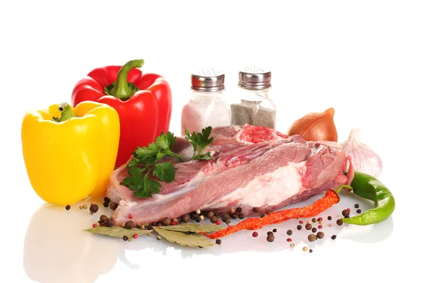 Carne crua e produtos hortícolas isolados na zona branca — Fotografia de Stock