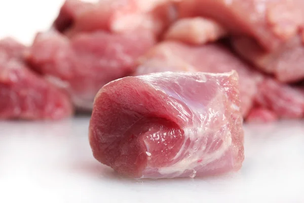 Stücke rohen Fleisches isoliert auf weiß — Stockfoto