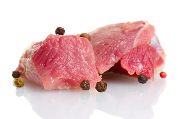 Kawałki surowego mięsa izolowane na białym — Zdjęcie stockowe