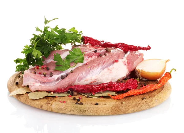 Carne cruda e verdure su una tavola di legno isolata su bianco — Foto Stock