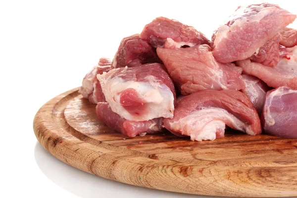 Bitar av rått kött på träplatta isolerad på vit — Stockfoto