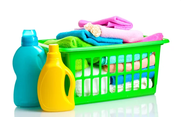 Detergentes y toallas en cesta de plástico verde aislados en blanco —  Fotos de Stock
