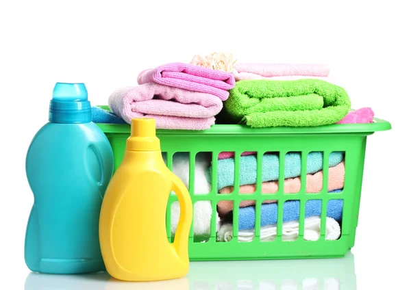 Detergentia en handdoeken in groene kunststof mand geïsoleerd op wit — Stockfoto