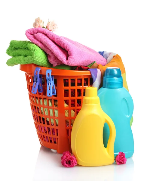 Ropa con detergente en cesta de plástico naranja aislada en blanco — Foto de Stock