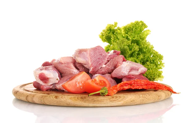 Kusy syrového masa a zeleniny na dřevěné desce izolovaných na bílém — Stock fotografie