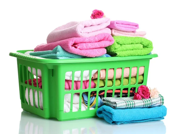 Ręczniki w zielony plastikowy kosz na białym tle — Zdjęcie stockowe