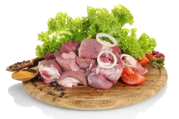 Morceaux de viande crue et de légumes sur du bois isolé sur du blanc — Photo