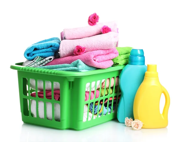 洗涤剂和孤立在白纸上的绿色塑料篮子的毛巾 — 图库照片