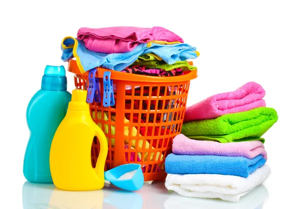 洗涤剂和洗衣粉在孤立的橙色塑料篮子里的衣服 — 图库照片