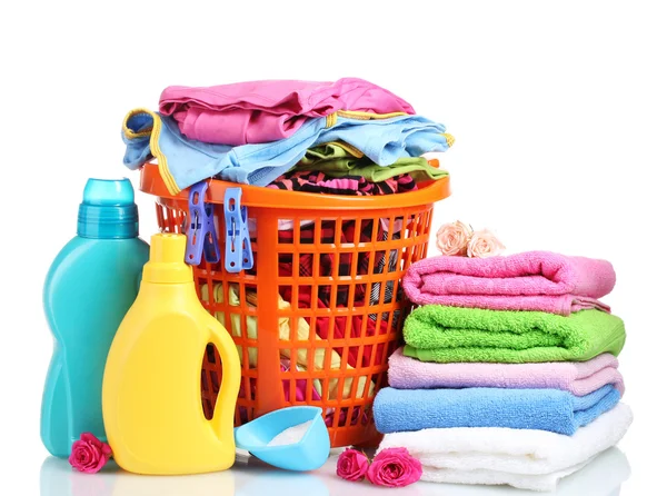 Vêtements avec détergent et poudre à laver dans un panier en plastique orange isolé — Photo