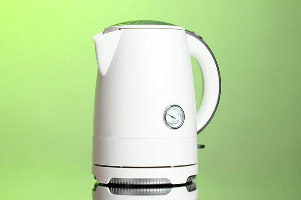 Biały czajnik elektryczny na zielono — Zdjęcie stockowe