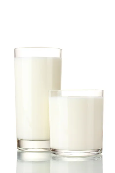 Twee glazen van melk geïsoleerd op wit — Stockfoto