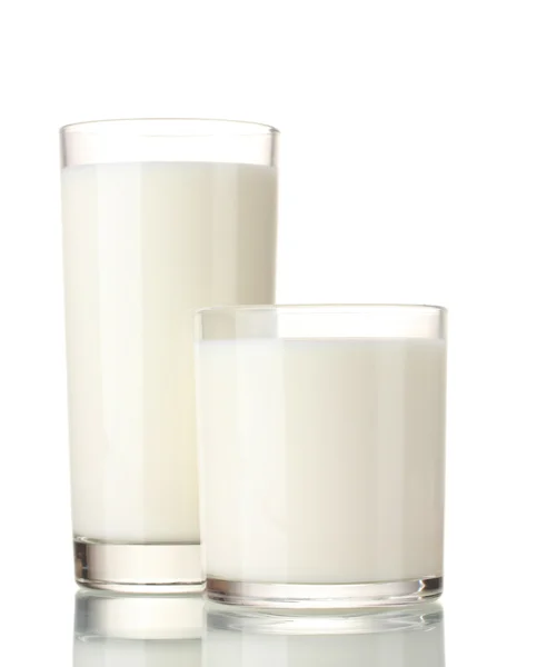 Dos vasos de leche aislados en blanco — Foto de Stock