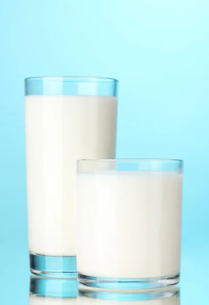 Два стакана молока на голубом — стоковое фото
