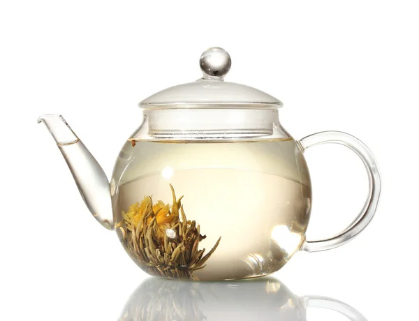 Chá verde exótico com flores em bule de vidro isolado em branco — Fotografia de Stock
