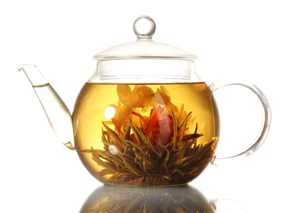 异国情调绿茶与孤立在白色的玻璃茶壶里的花 — 图库照片