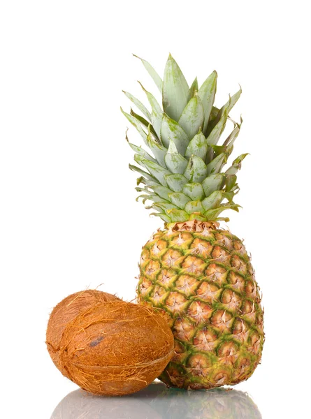 ? oconut 和菠萝上白色孤立 — 图库照片