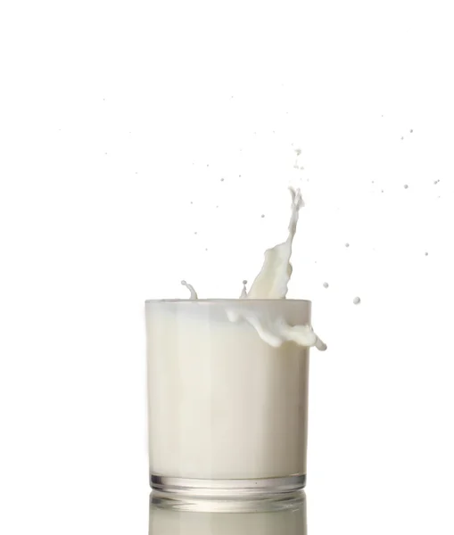 Glas Milch mit einem Spritzer isoliert auf weiß — Stockfoto