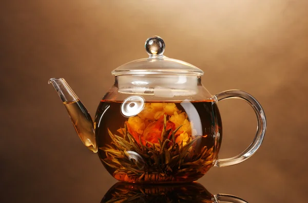 与异国情调绿茶棕色背景上的木桌上的玻璃茶壶 — 图库照片