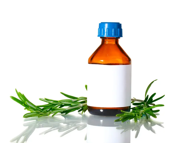 Botol medis dan rosemary hijau segar diisolasi pada putih — Stok Foto
