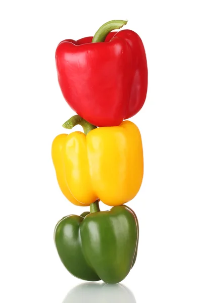 Frischer grüner, roter und gelber Paprika isoliert auf weiß — Stockfoto
