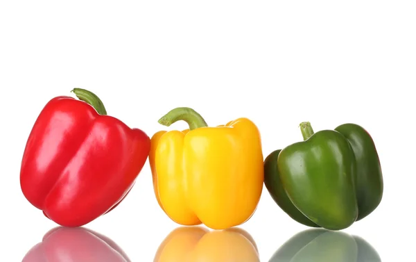 Friss, zöld, piros és sárga paprika elszigetelt fehér — Stock Fotó