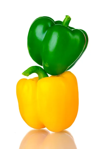 Verse groene en gele paprika geïsoleerd op wit — Stockfoto
