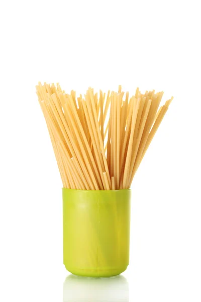 Spaghetti in einer leuchtend grünen Tasse isoliert auf weiß — Stockfoto