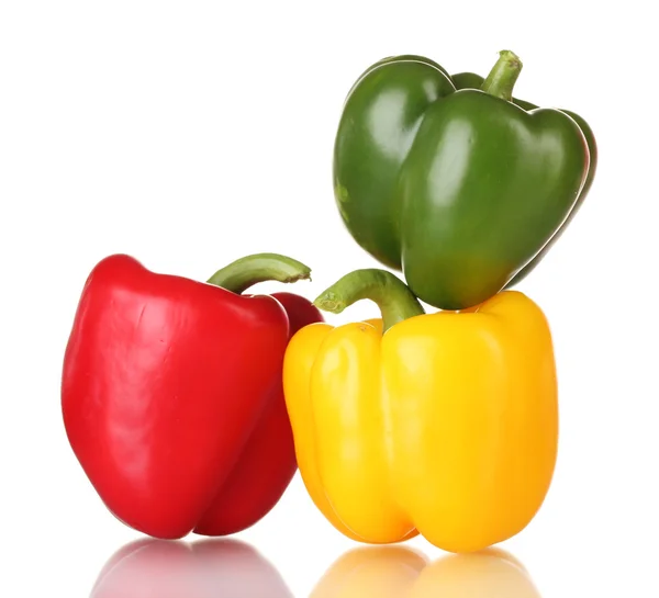 Paprica fresca verde, rossa e gialla isolata su bianco — Foto Stock